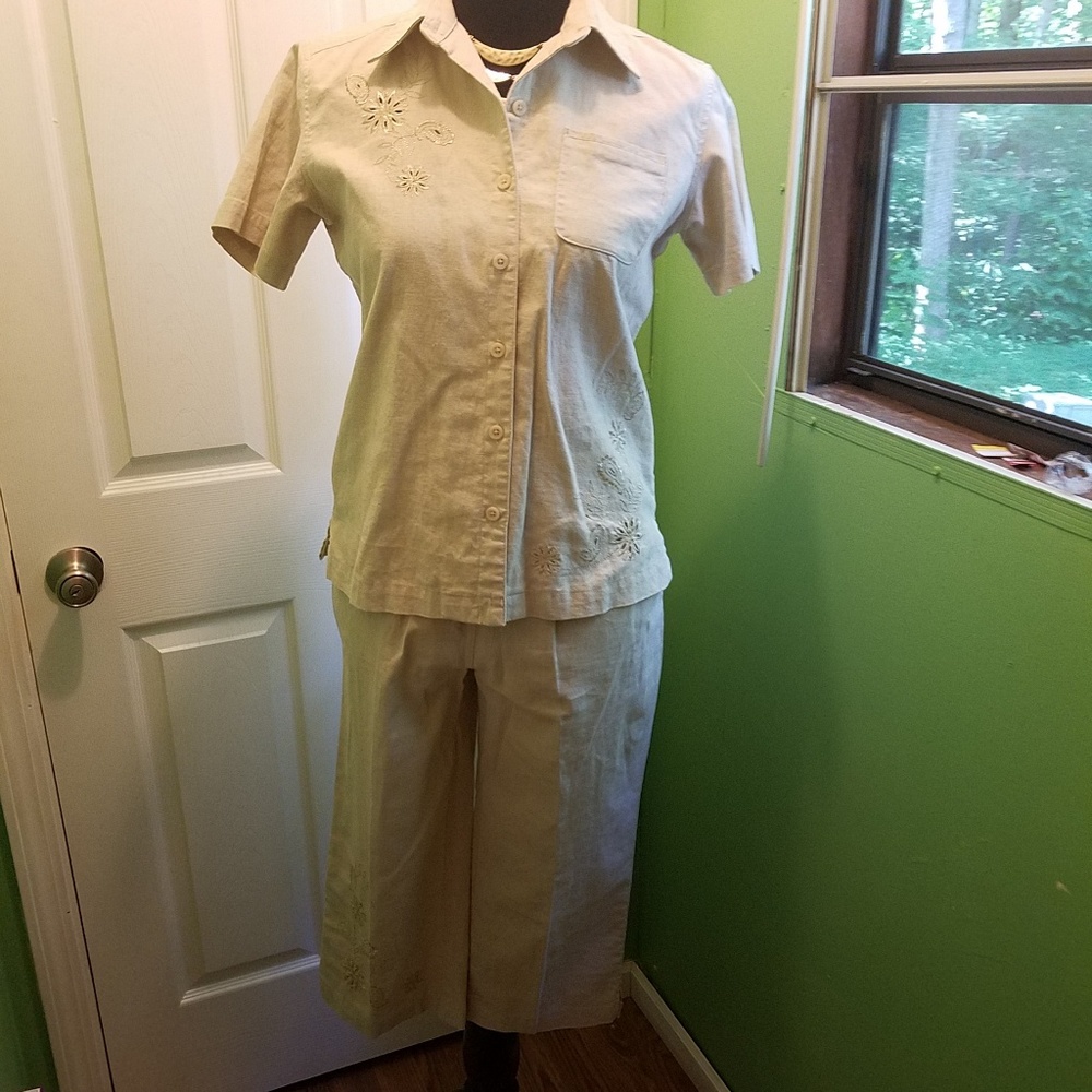 Sz ps, embossed embroidery 2 pc capri set